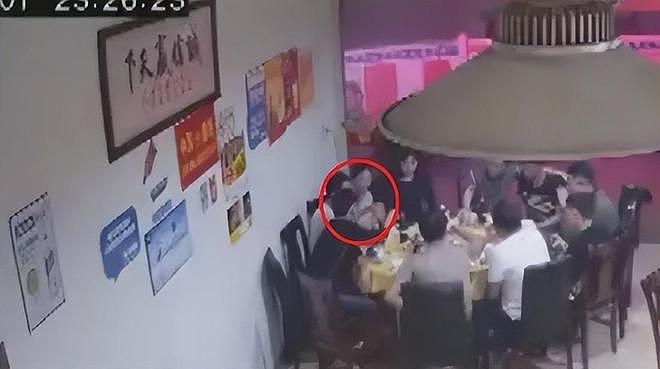 上海高校女生图书馆里被下药，监控拍下恐怖瞬间：别放过那个人渣 - 4