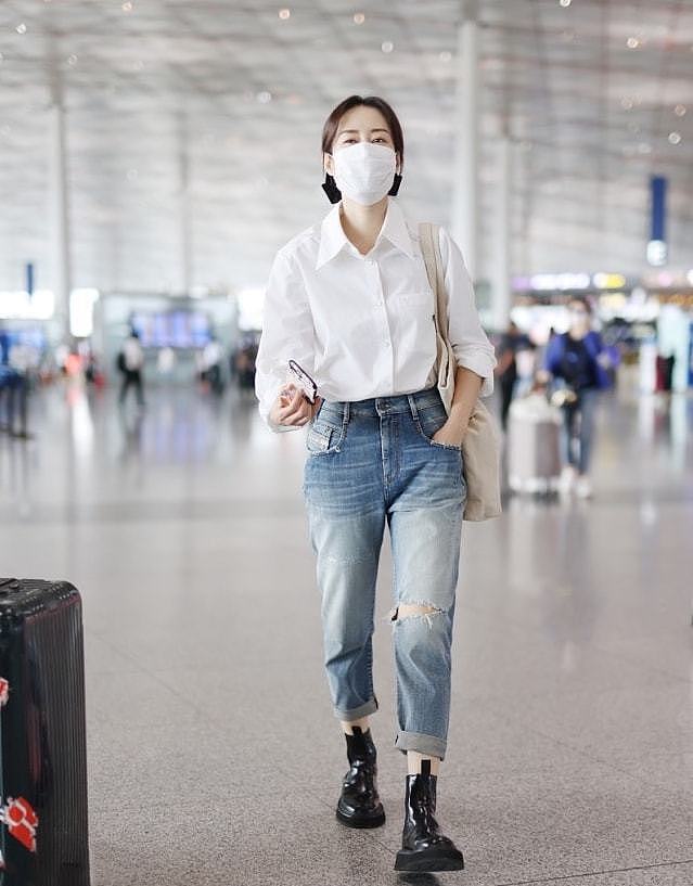 穿上白衬衫的刘敏涛真像学生妹，配破洞裤好潮，丝毫看不出快50了 - 4