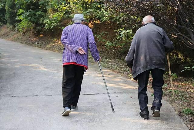很多人认为活得久是好事，但并不是这样，长寿的老人并不一定幸福 - 9