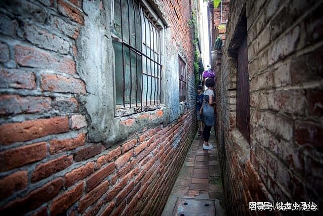 中国南方有一条小巷，最窄处只有半米，名字让所有女生害羞 - 5
