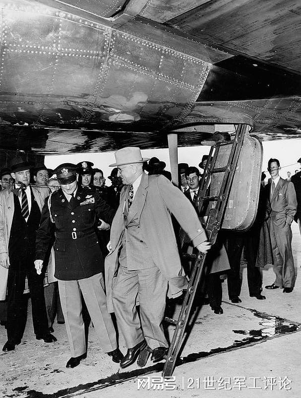 B-2轰炸机参加葬礼飞行：送别美国空军传奇试飞员 - 12
