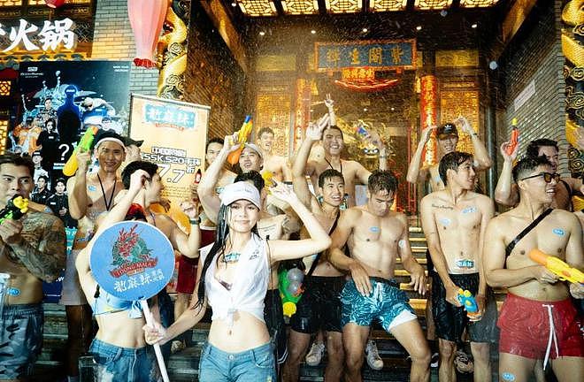 泰国泼水节男女上演狂野盛宴，场面一度失控... - 4