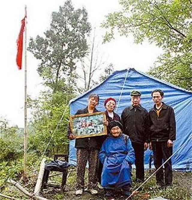 08年汶川大地震后，程林祥背着儿子遗体走25公里，坚决带儿子回家 - 18