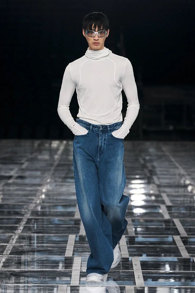 几个世纪后，Givenchy为“公爵夫人”穿上了丹宁裤 - 38