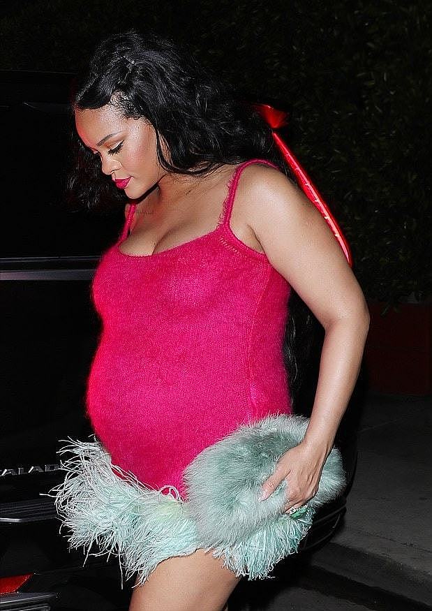 孕妈蕾哈娜太敢穿！穿桃红色吊带裙像个球，8个月孕肚勒着不难受 - 4