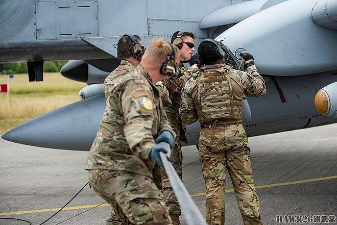 图说：美军地勤在野战机场 如何为A-10攻击机加油 细节一次拉满 - 11