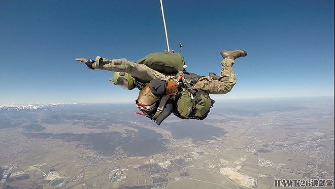 奥地利特种部队跳伞训练 军犬训练员“高跳低开”专用装备很重要 - 4