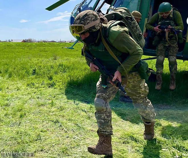 乌克兰第121独立国土防卫旅机降训练 搭乘米-8渗透敌方纵深地带 - 12