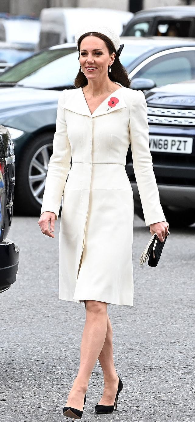 凯特王妃穿6年前的白裙亮相 戴蝴蝶结发箍太少女 - 7