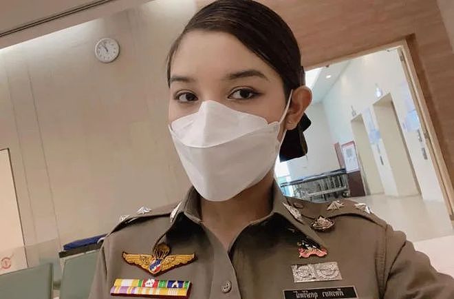 泰国女警因一张私照遭抨击：太暴露，有损警察形象 - 1