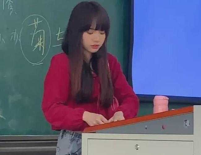 170cm最美女教师，人称小刘亦菲却被家长怒骂整容怪：不配当老师 - 8