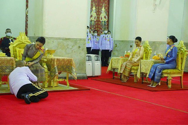 泰国王室的“三朵金花”齐亮相！苏提达穿银裙，大小公主风情万种 - 6