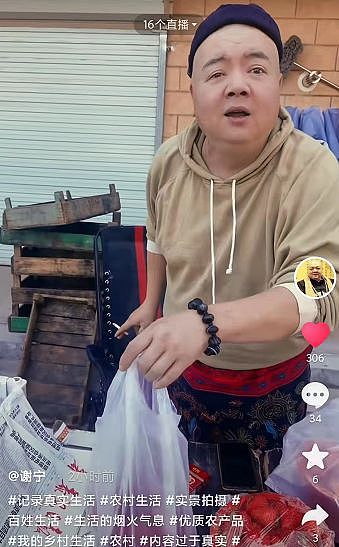 49岁谢宁转行摆地摊卖草莓，身上衣服满是污渍，恳求路人照顾生意 - 4