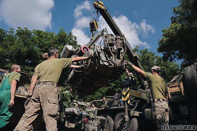 乌克兰军方发布宣传照 士兵克服困难抢修美制步兵战车 自行榴弹炮 - 4