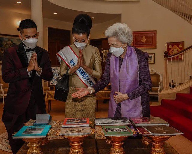 柬埔寨太后85岁了依旧高贵！一天连换两套造型，肩披紫丝巾好优雅 - 8
