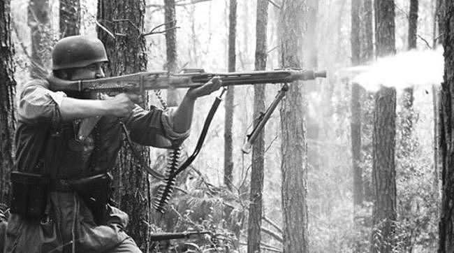 二战德军MG42厉害在哪？每分钟可射1200发，诞生是为弥补MG34劣势 - 5