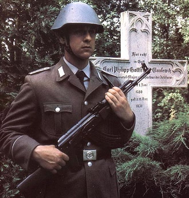 盘点前东德士兵的个人装备，其穿戴依旧保留普鲁士风格 - 1