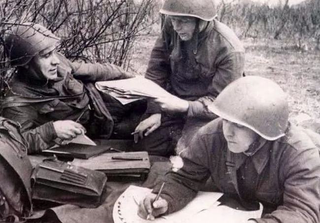 二战各国钢盔：英法钢盔被嫌弃，美国M1能当锅碗，德国M35成经典 - 4