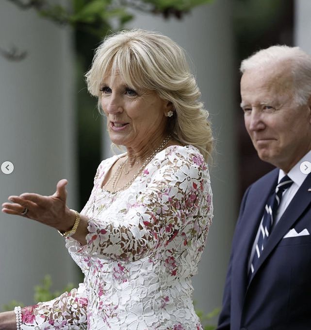 70岁美国第一夫人欢迎墨西哥总统夫妇！穿镂空花裙太嫩，扮成少女 - 5