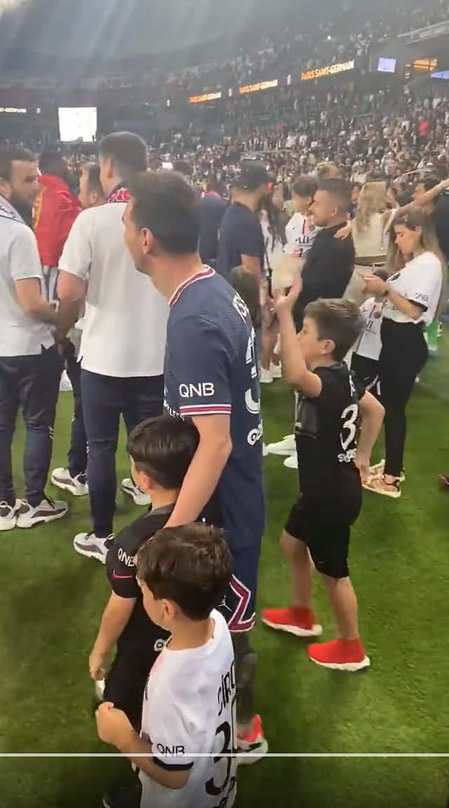 4个梅西!梅西父子参加夺冠庆典,蒂总麻袋穿Messi球衣希罗独穿Ciro - 3