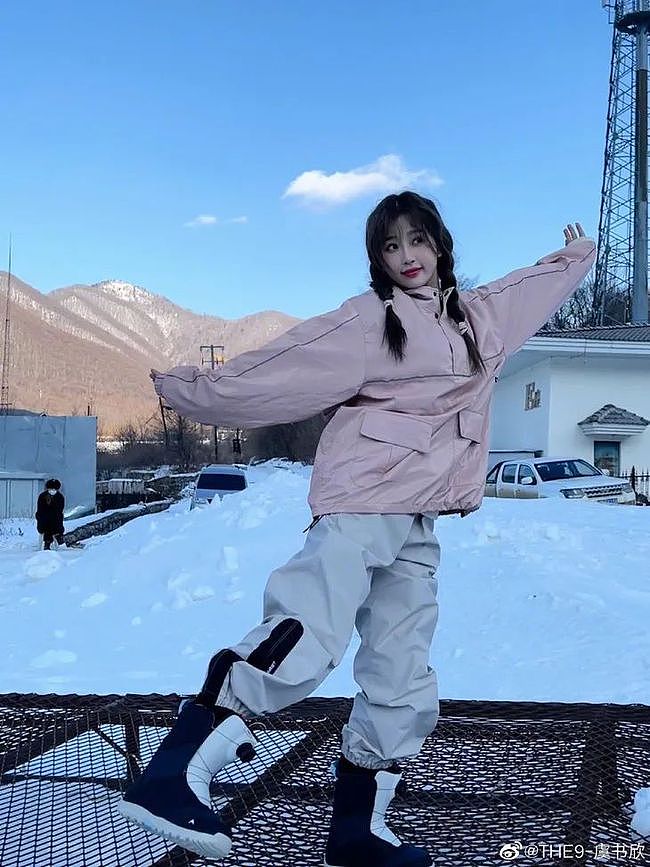 OMG | 虞书欣的雪场拍照pose分解，，空气都能变甜 - 10
