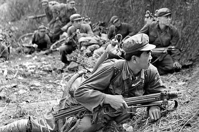 对越反击战胜利后，越军特工潜入我国，抓走一名解放军侦察班长 - 8