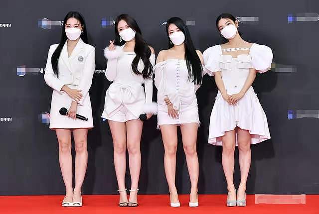 韩国红毯明星尴尬现场：同台撞衫700元服装，造型全白被嘲像奔丧 - 1