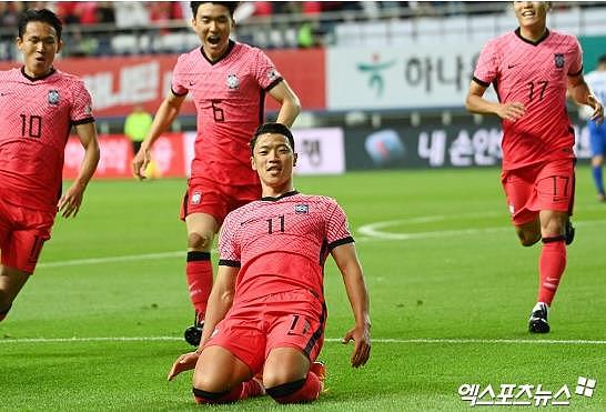 伟大2-0！韩国队创历史，孙兴慜任意球破门+笑了，4.2万球迷见证 - 4