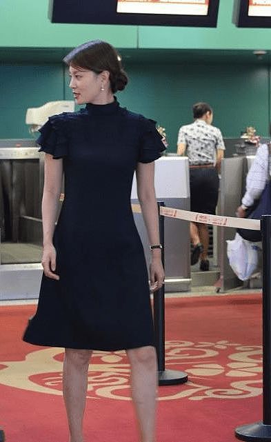 生活中的刘芳菲也这么优雅，宽肩细腰的比例正好，裙装盘发挺精致 - 4
