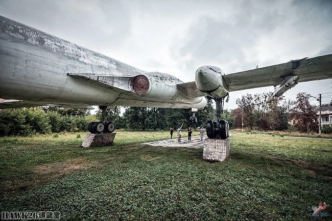 钻进图-16轰炸机 乌克兰博主冒险进入纪念碑 探索神秘的内部结构 - 6