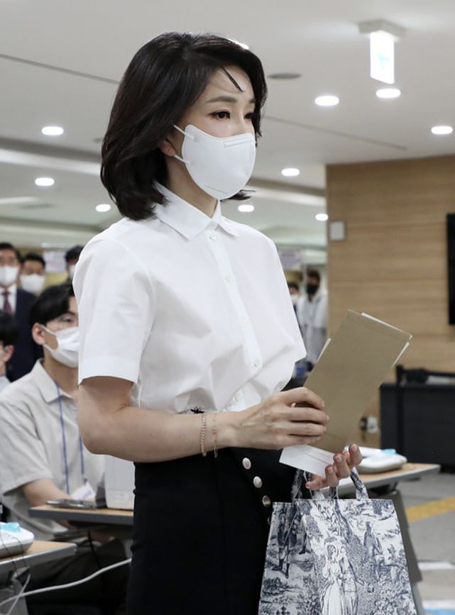 韩国天使脸第一夫人最新亮相！穿黑白配更美了，不受造假风波影响 - 3