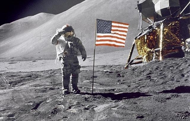五星红旗插上月球后，美国登月再遭质疑：为什么美国国旗在飘扬？ - 3