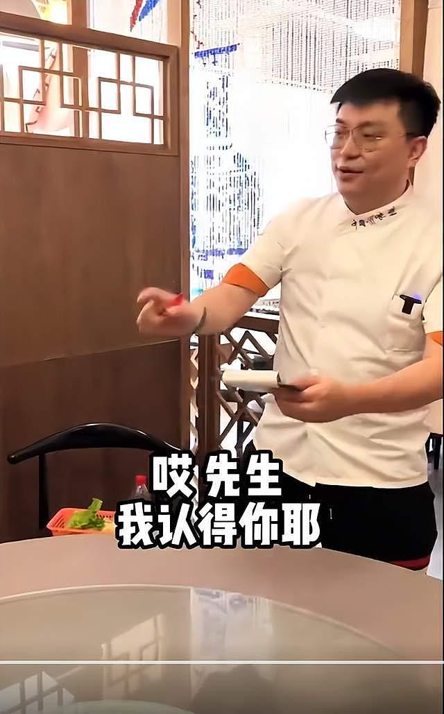 笑喷!周鹏东莞餐厅吃饭被球迷误认成杜锋,直接给对方签名杜指导 - 5