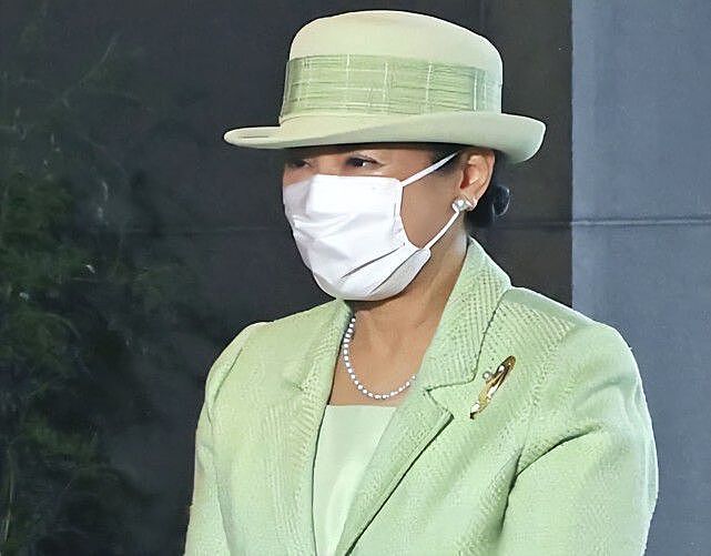 日本雅子皇后又变美了！穿一身薄荷绿套装真显嫩，也开始秀美腿了 - 4