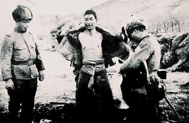 1938年，一队日军在小山村扫荡，日本兵写下了残忍的一幕 - 7