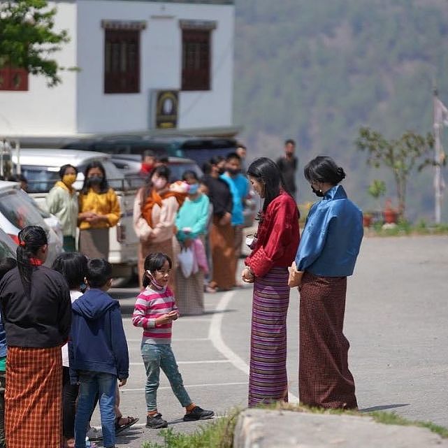 不丹王室一家四口最新全家福！王后红绿配都好看，和国王和好如初 - 7