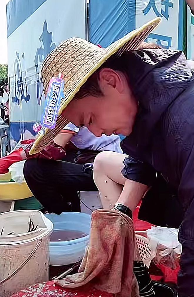演员李飞帮妈妈卖鱼，杀鱼熟练腿上沾满污垢，开车拍视频被指危险 - 7