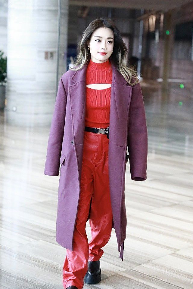 容祖儿的配色“够大胆”，深紫色大衣配红色内搭好个性，挺显白 - 6