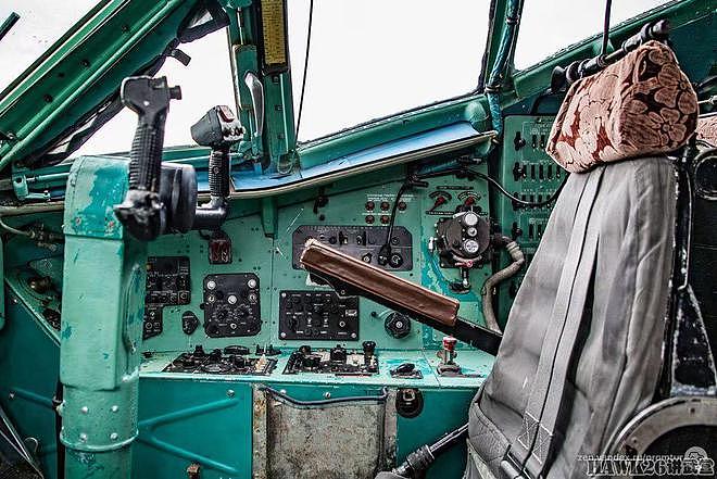 钻进安-22重型运输机 世界最大的螺旋桨飞机 驾驶舱内部非常简陋 - 16