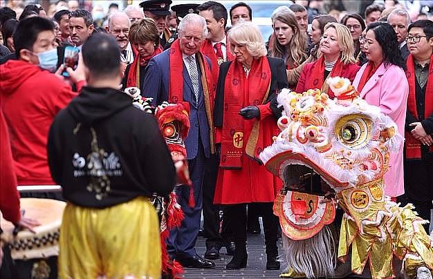 卡米拉夫妇闪耀亮相中国城庆祝春节！红裙配红围巾太美，很有年味 - 10