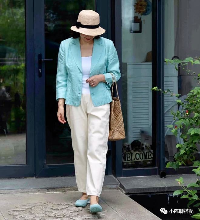 会打扮的女人越老越优雅，“烟管裤+平底鞋”奶奶们穿好美 - 2