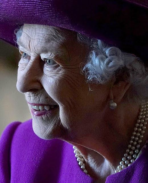 95岁英国女王确诊新冠，难怪老太太最新亮相好虚弱，佝偻着好瘦 - 10