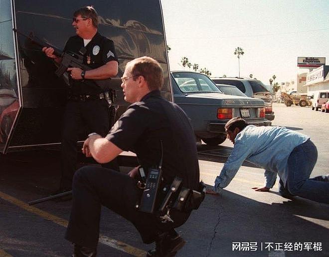 北好莱坞枪战：悍匪使用五六冲抢劫银行，美警紧急采购步枪 - 11
