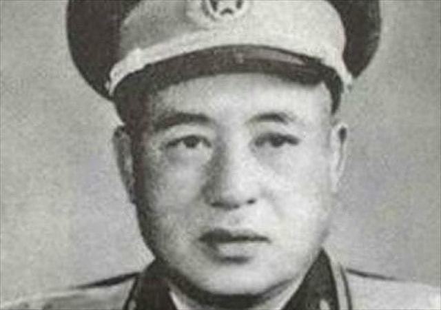 1930年他当上师长，建国后还是师长，授衔时罗荣桓亲自找他商量 - 2