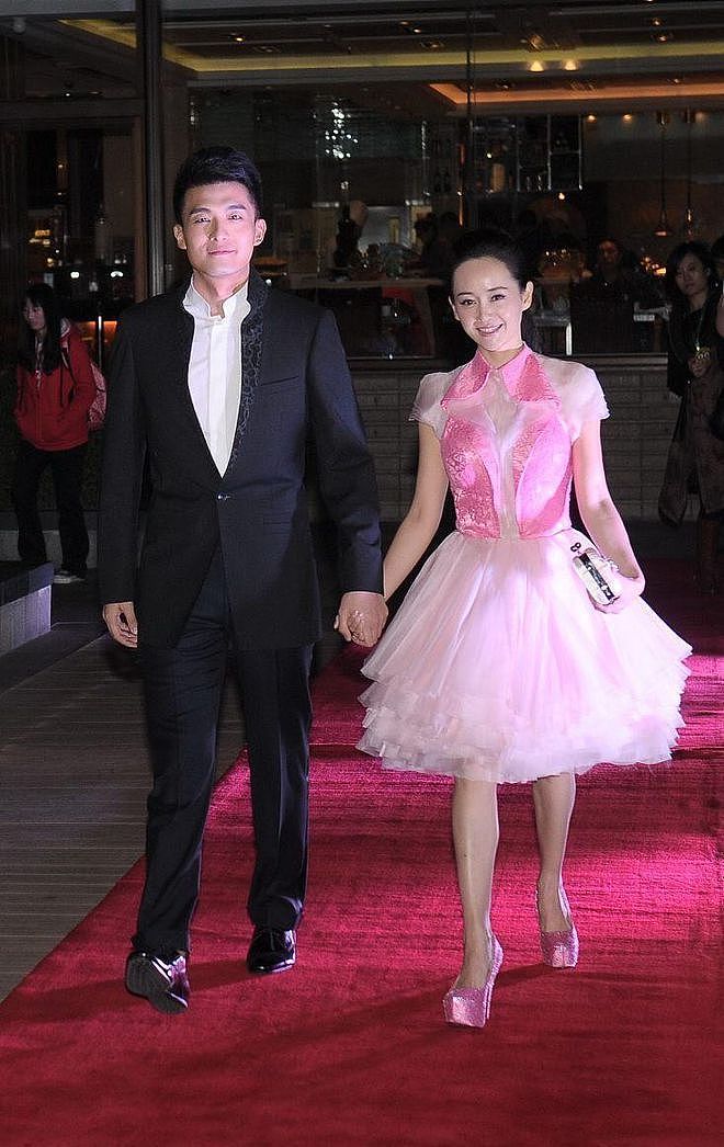王志飞妻子挺甜的，穿粉色薄纱裙俏皮可爱，脸型挺标准的 - 10