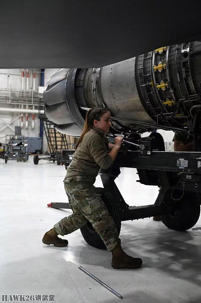 图说：F-16战斗机发动机拆装全过程 机械师全神贯注 需要极端细心 - 4