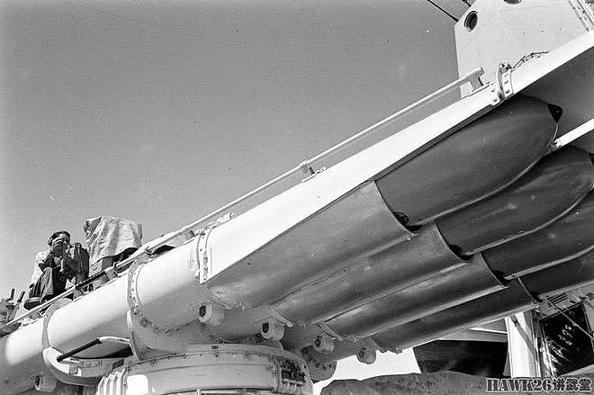 二战美国海军驱逐舰上的四联装鱼雷发射管 水兵坐上面用肉眼瞄准 - 3
