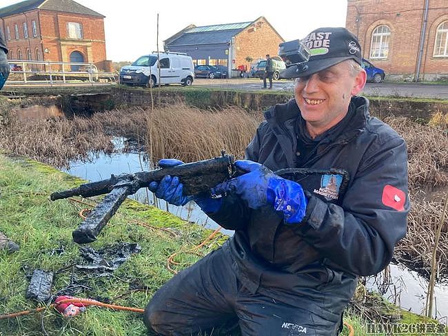 英国“磁铁渔夫”晒意外收获 六支斯登冲锋枪出水 每支1000英镑 - 1