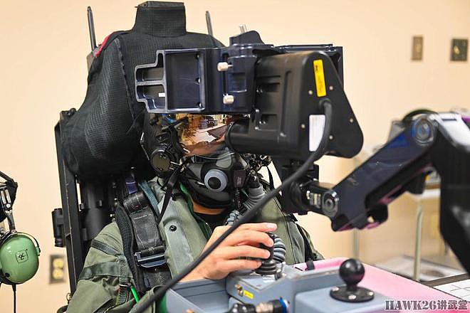 日本空自F-35飞行员在美国试穿个人装备 多功能头盔完全量身定制 - 6