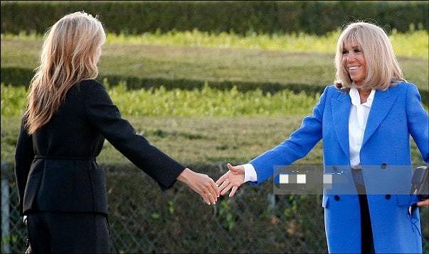 布丽吉特接待希腊总理夫妇！蓝大衣吸睛，马克龙帮她整理领口真甜 - 10